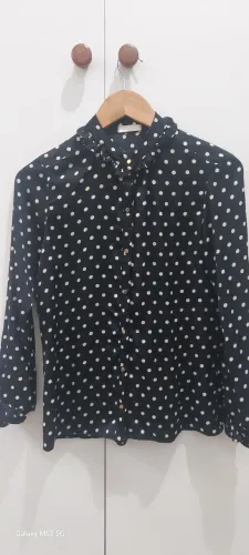 camisa linda em poá manga longa veste P