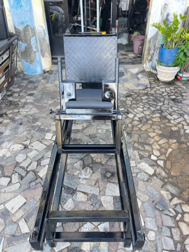 Agachamento Hack com Placas 