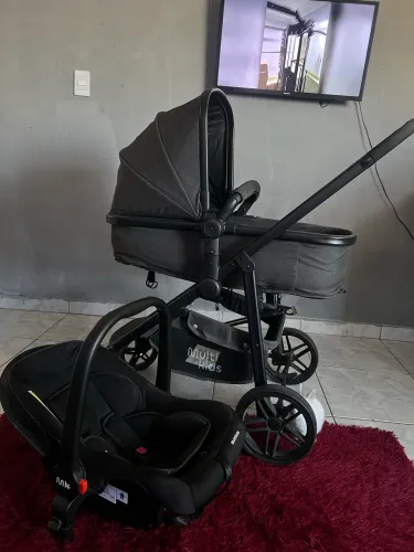 Carrinho de bebê + bebê conforto