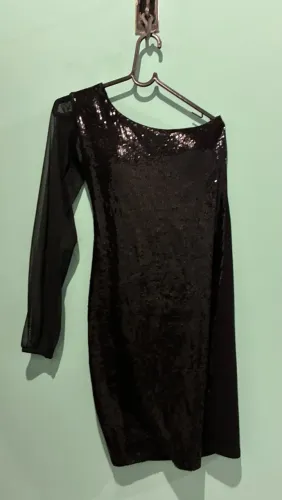 vestido de paetê preto de uma manga