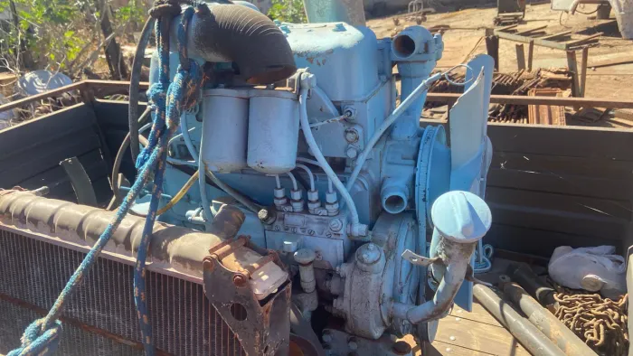 Motor Mercedes-bens 608 com alternador, motor de arranque funcionando