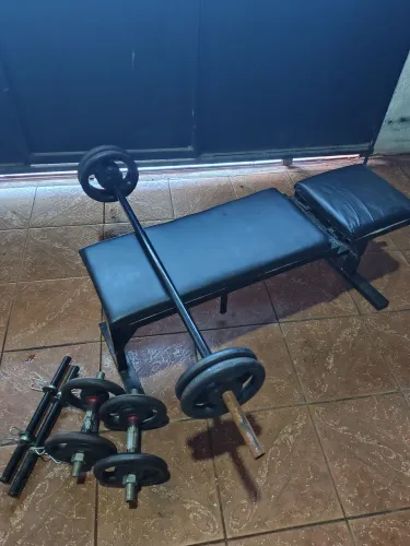 Banco de supino livre + 4 barras pequenas + 1 barra de 1,20m + 8 anilhas de 4kg. $999