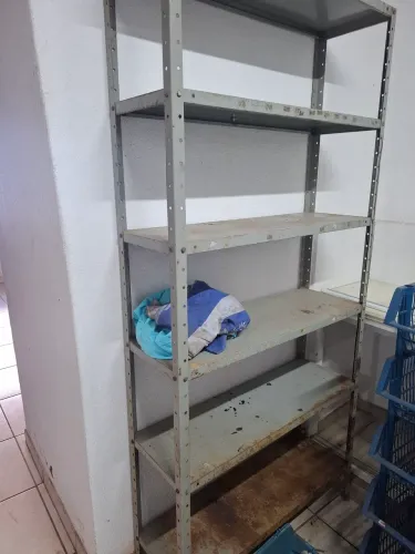 Estante de aço