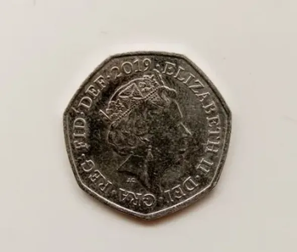 Moeda Reino Unido 50 pence 2019 - escudo britânico