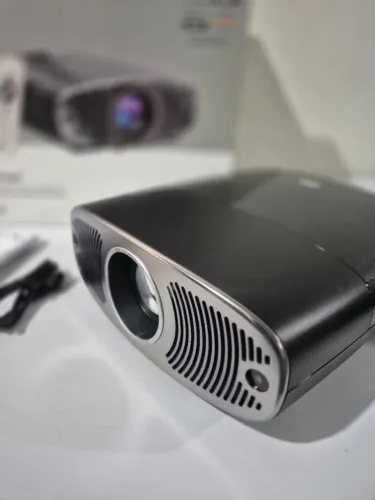 Projetor Smart Bettdow AC1061 - Full HD (Suporta 4K), 850 ANSI, Google TV, Wi-Fi 6 e Foco