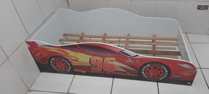 cama de  criança tema carros  idade de 2-8 anos a retirar 150,00