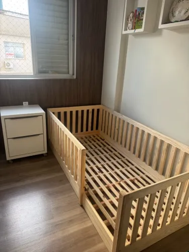 Cama montessoriana infantil