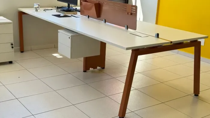 Mesa Estação de Trabalho 4 Lugares com Tomadas