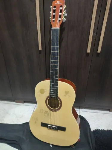 Violão semi-novo 