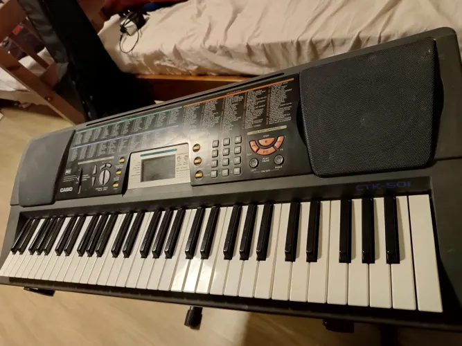 Teclado Casio 5 oitavas com sustain e MIDI 