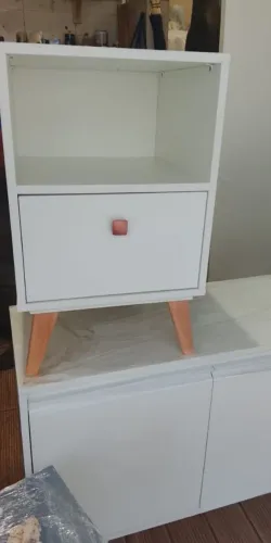 Criado mudo com uma gaveta