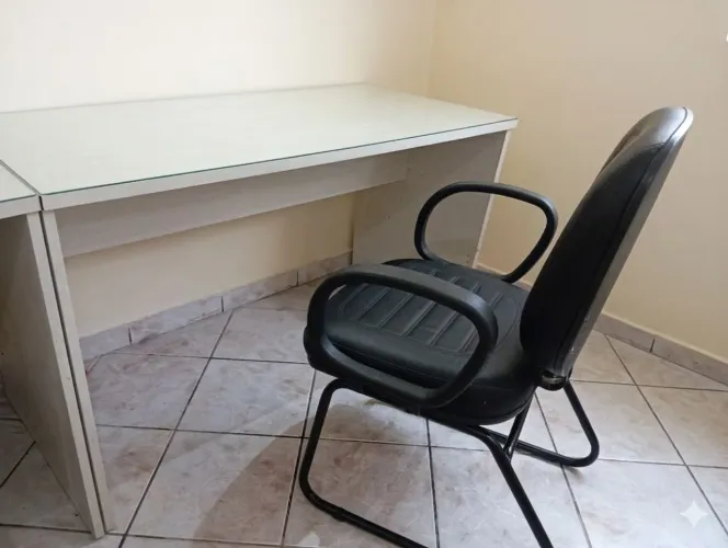 Mesa com tampo de vidro e cadeira para escritório