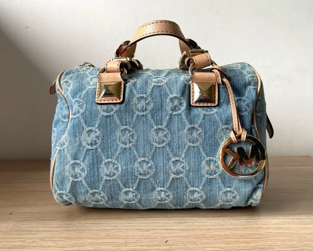 bolsa satchel Michael Kors Grayson em jeans e couro