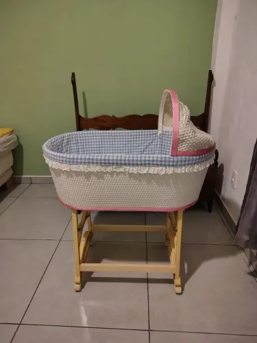 berçBerço moisés artesanal em vime com capota
