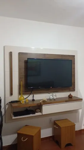 Home suspenso (painel)