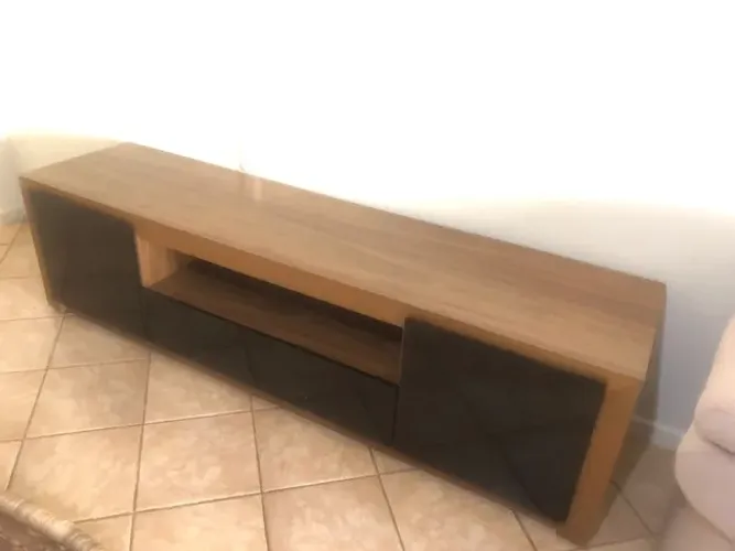 Vendo rack de madeira maciça em ótimo estado de conservação 