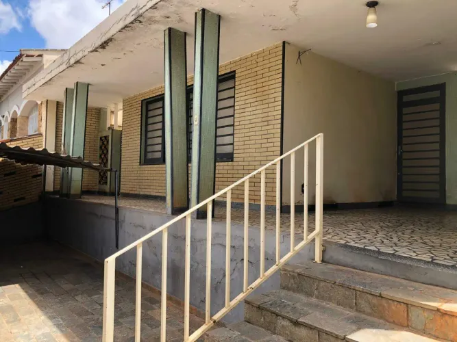Locação - CASA comercial com sala 2 ambientes, sala, cozinha, 2 dormitórios simples, 1 arm
