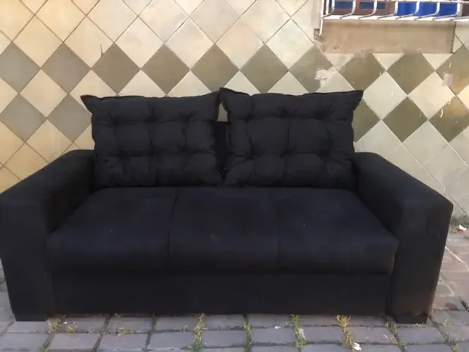 Sofá 3 lugares almofadado de fábrica