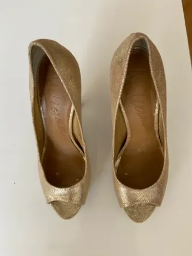 Sapato de salto alto dourado da Ateliermix tipo Peep Toe