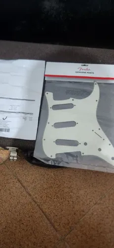 Escudo Pickguard Fender - mint green novo