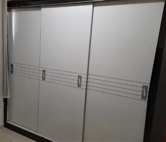 Guarda Roupa lindo e grande. 3 portas d correr. Muito novo. Entrego Desmontado GRÁTIS