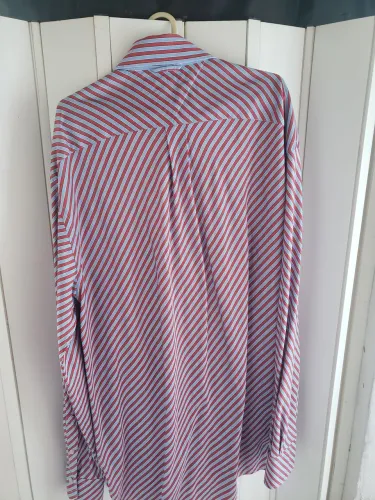 Camisa listrada vermelha e azul
