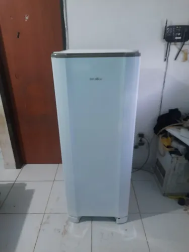 Vende-se geladeira Esmaltec bem conservada 