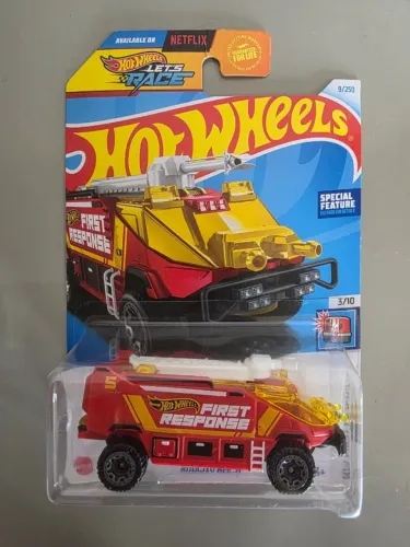 Carrinho Hot Wheels Runway Res-Q Let's Race 2024 HTC88 Mattel - Hot Wheels