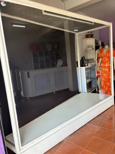 Vitrine de loja em ótimo estado!