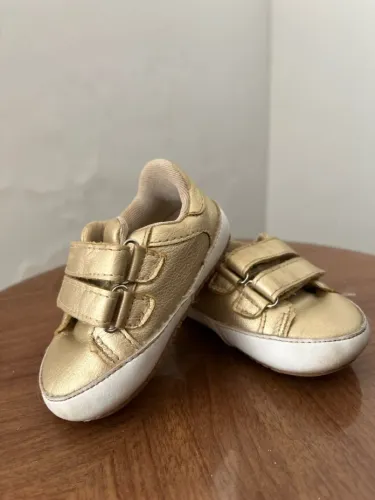 Tênis dourado infantil com velcro