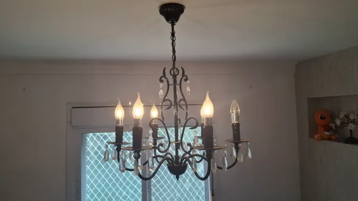 Lustre clássico com 6 braços e lâmpadas LED.