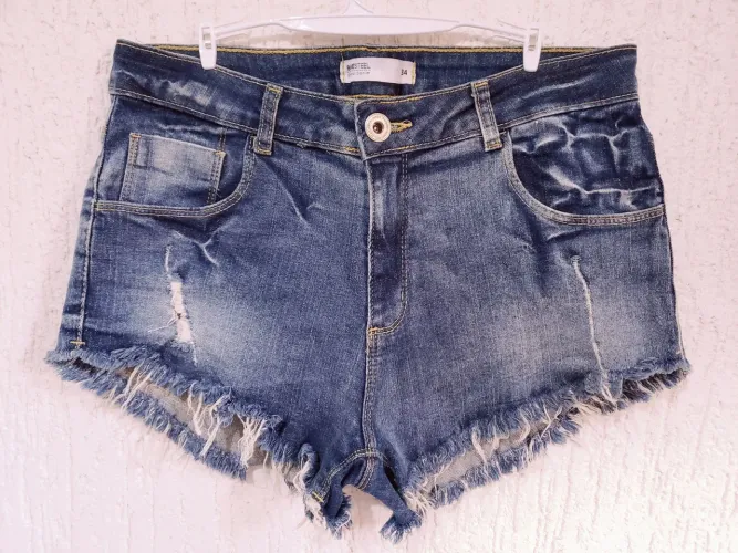 Short Jeans Destroyed com Detalhes Bordados