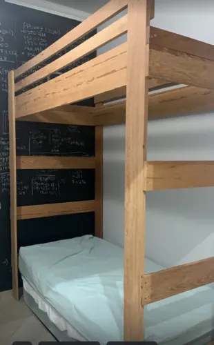 Linda cama suspensa de madeira maciça 