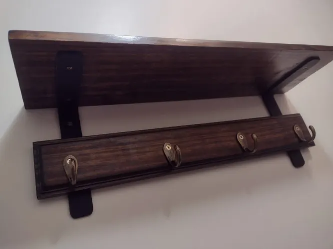 Prateleira de Madeira com Ganchos - Decoração Rústica
