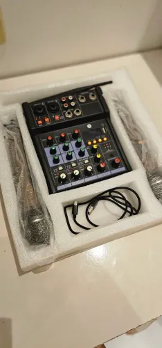 Mesa de Som com Microfones - Nova