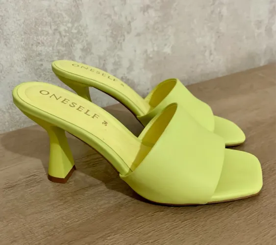 (TAM: 34) Sandália Tamanco Mule Neon