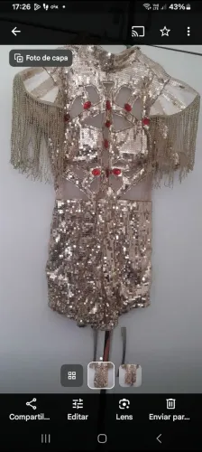 Macacão de paetês dourado com detalhes e franjas