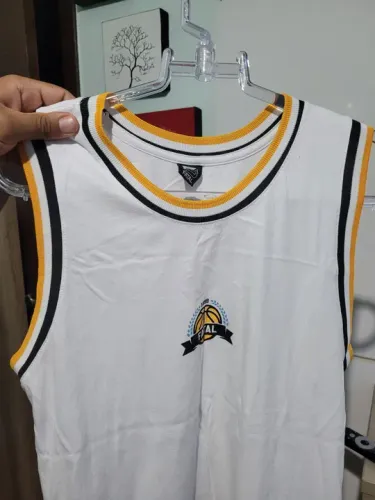 Camiseta de Basquete Branca com Detalhes Amarelo e Preto