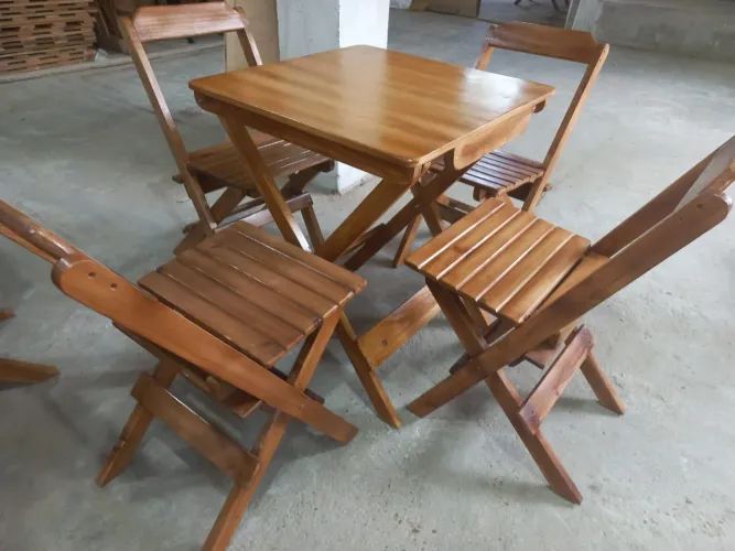 Conjunto de Mesa e Cadeiras Dobráveis de Madeira