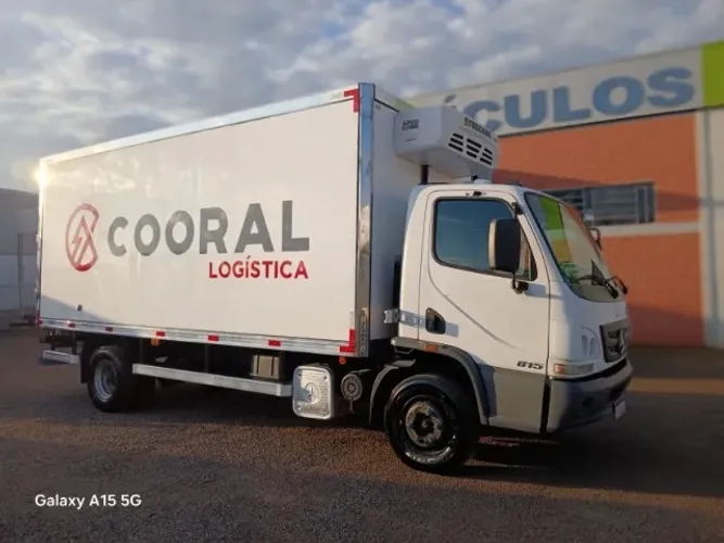 Accelo 815C com camara fria semi nova