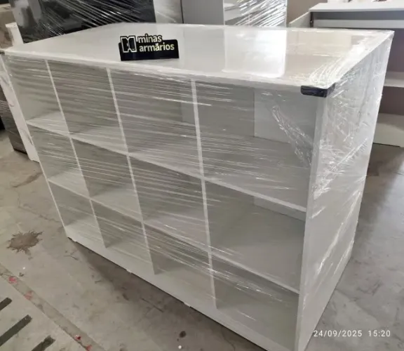 Ilha com nichos organizadores para roupas - MDF