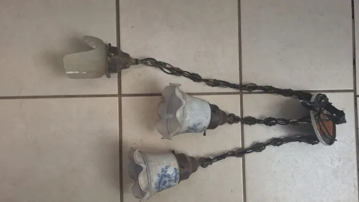 Lustre Antigo com Cúpulas de Porcelana