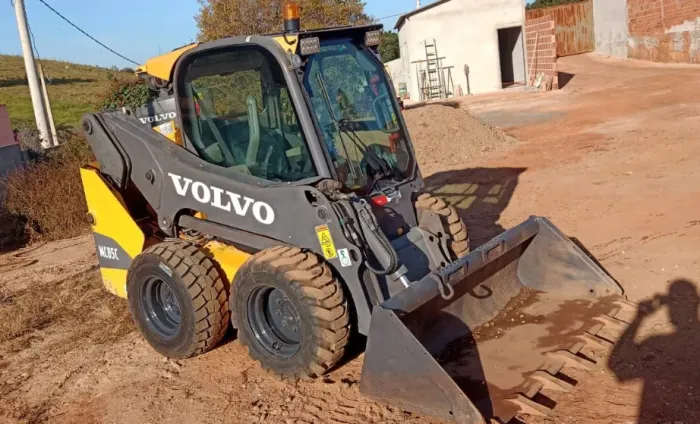 Minicarregadeira Volvo MC85C ano 2020 com 2.300 horas, ar condicionado e Joystick, em SP