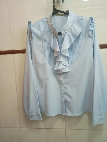 Camisa social feminina azul bebê com pérola na gola