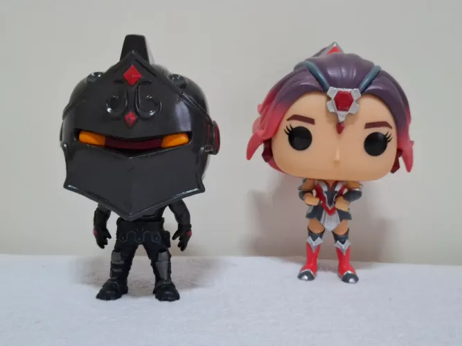 Kit 2 Bonecos Funko Pop Fortnite - Black Knight e Valor (loose)