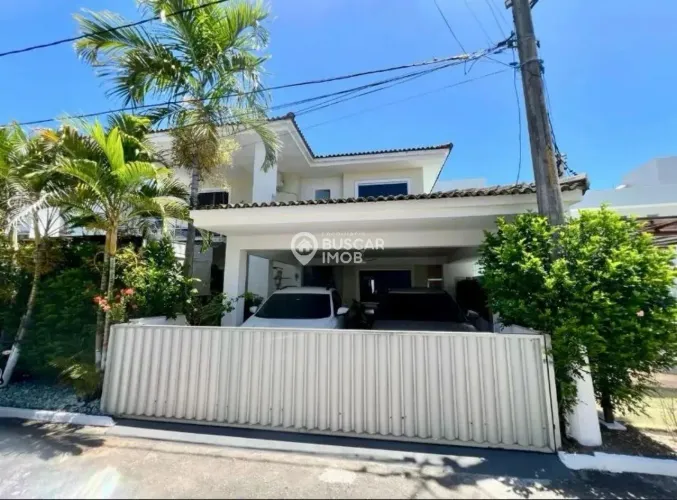 Casa com 4/4 em Buraquinho