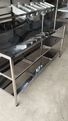 Mesa de montagem com prateleiras e cubas totalmente em aço inox