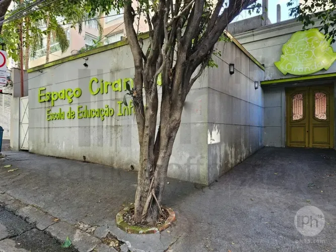 Casa comercial bem localizada para locação em Moema Pássaros
