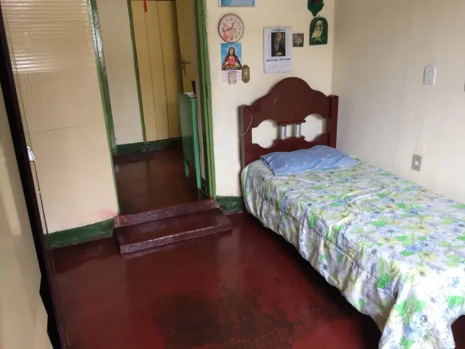Cama solteiro de madeira (em Goiás Velho)
