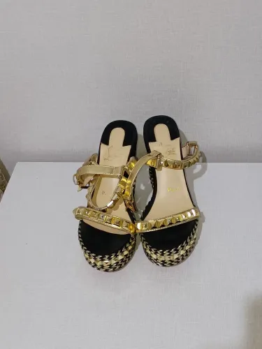 Sandália Christian Louboutin Dourada com Detalhes